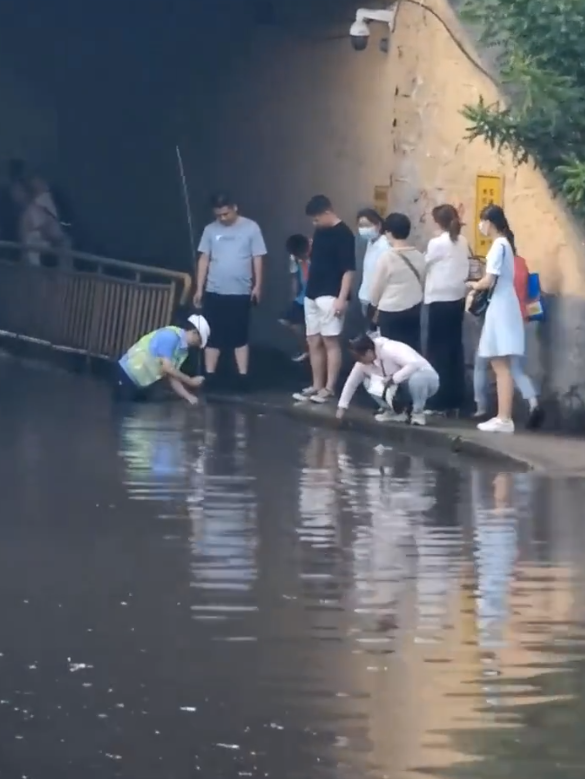女警積水中疏通下水道1一小時(shí)，雨后涵洞積水原因及解決方案